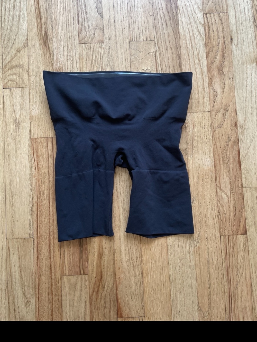 Skims Seamless sculpt mid-thigh short NWOT